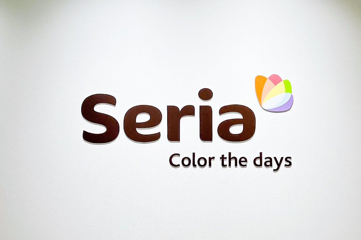 「Seria Color the days」の文字とロゴが壁に表示されています。