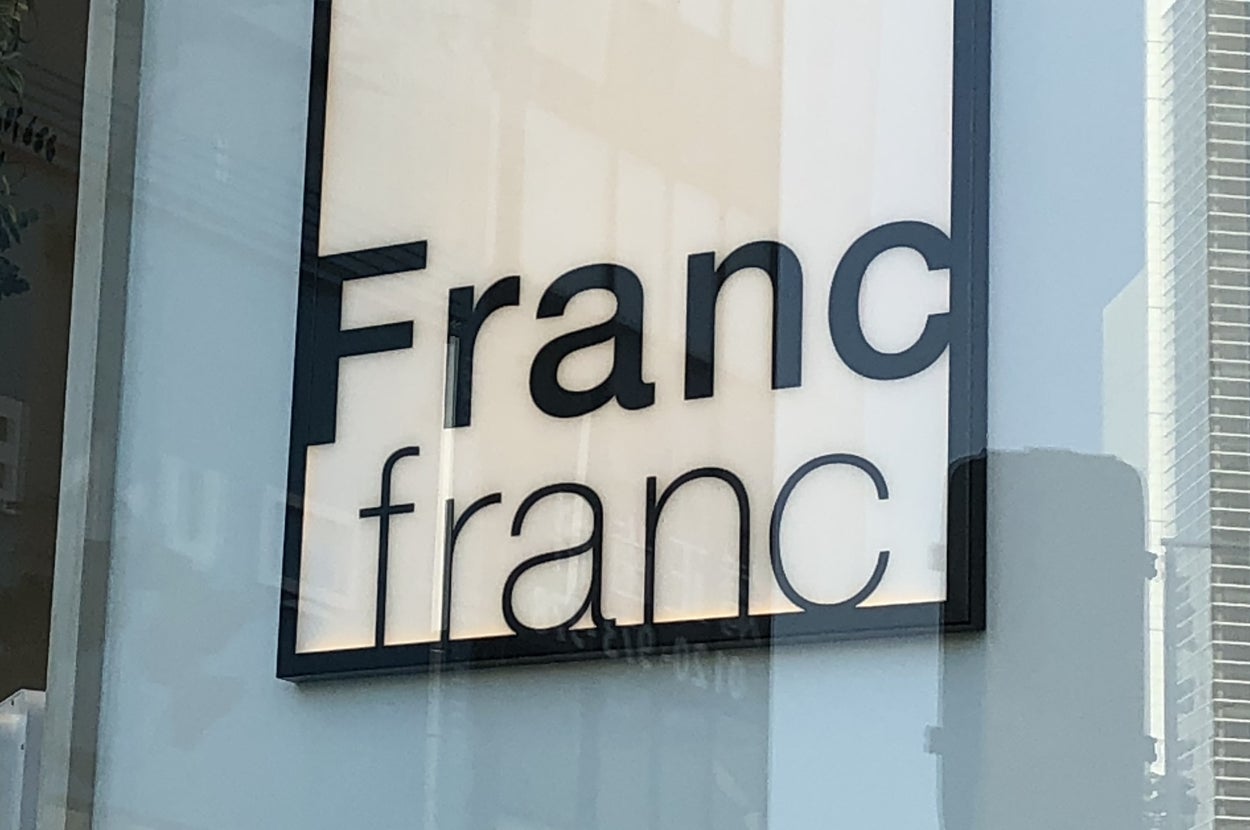 ショップのガラス窓に「Franc franc」の大きなロゴが表示されている。