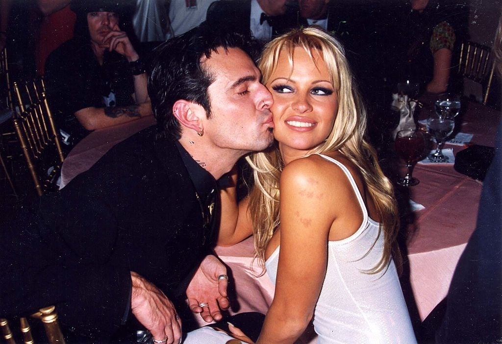 Tommy Lee kissing Pamela's cheek