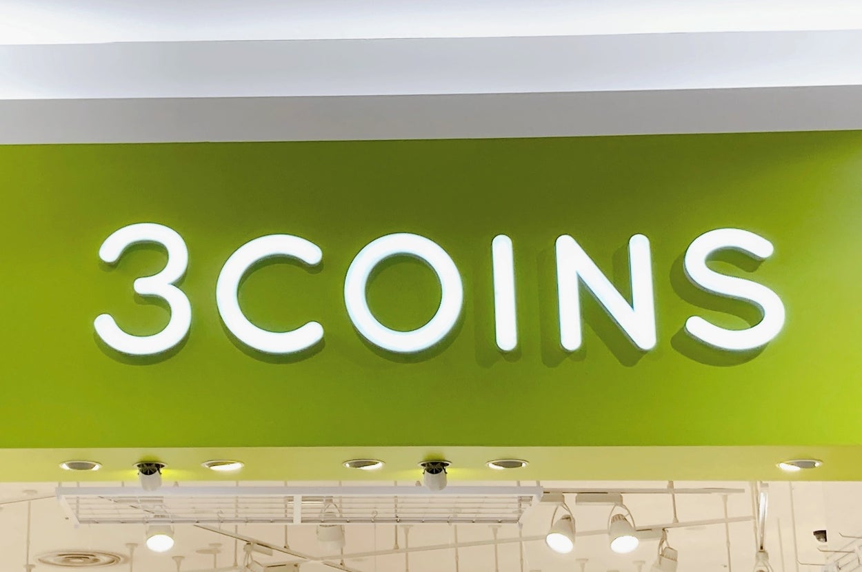 日本の雑貨ストア「3COINS」の看板。店内に明るい照明があり、手頃な価格の商品を提供しています。