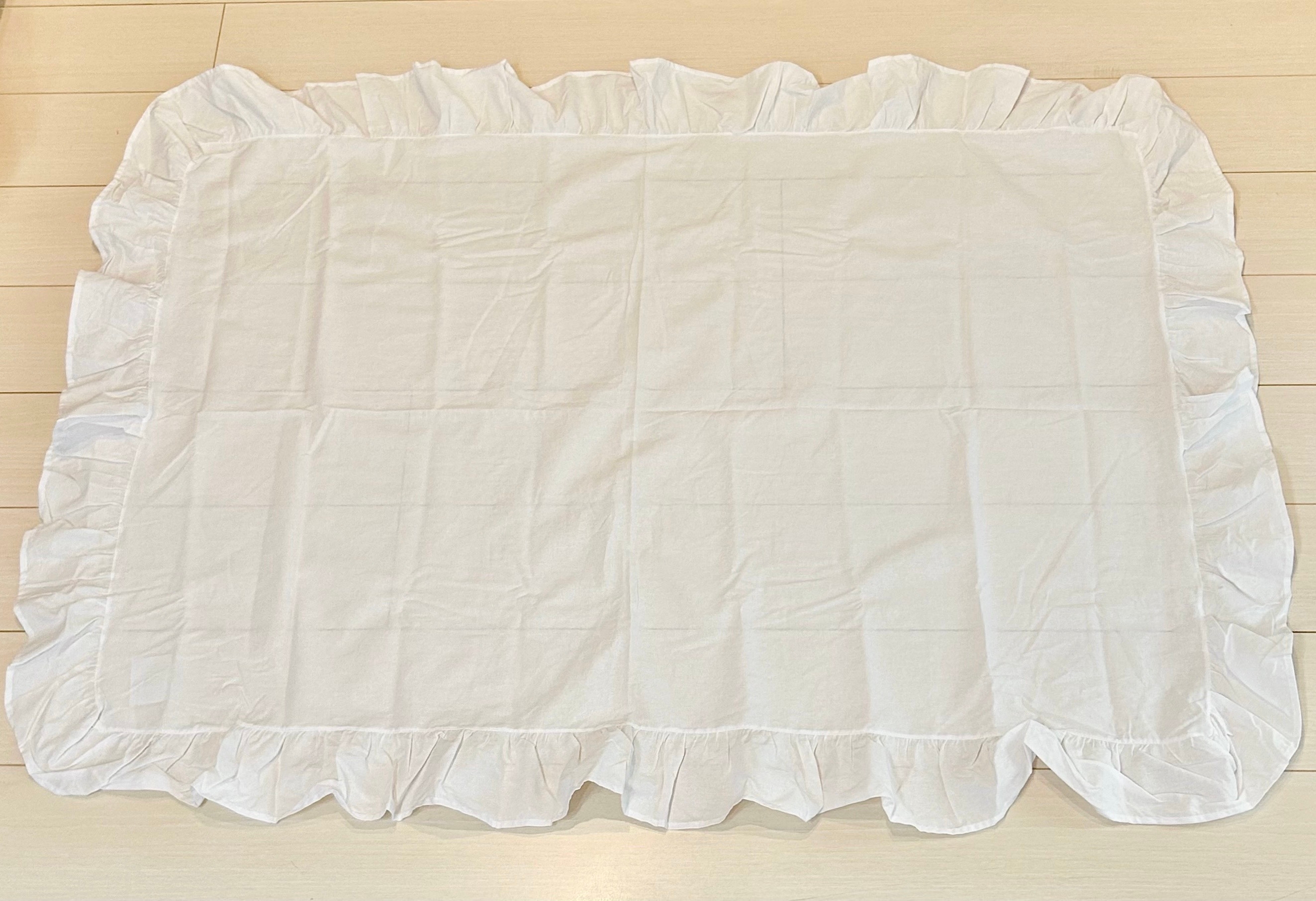 3COINS（スリーコインズ）の「フリルテーブルクロス：100x140cm/SILVERCAFE」