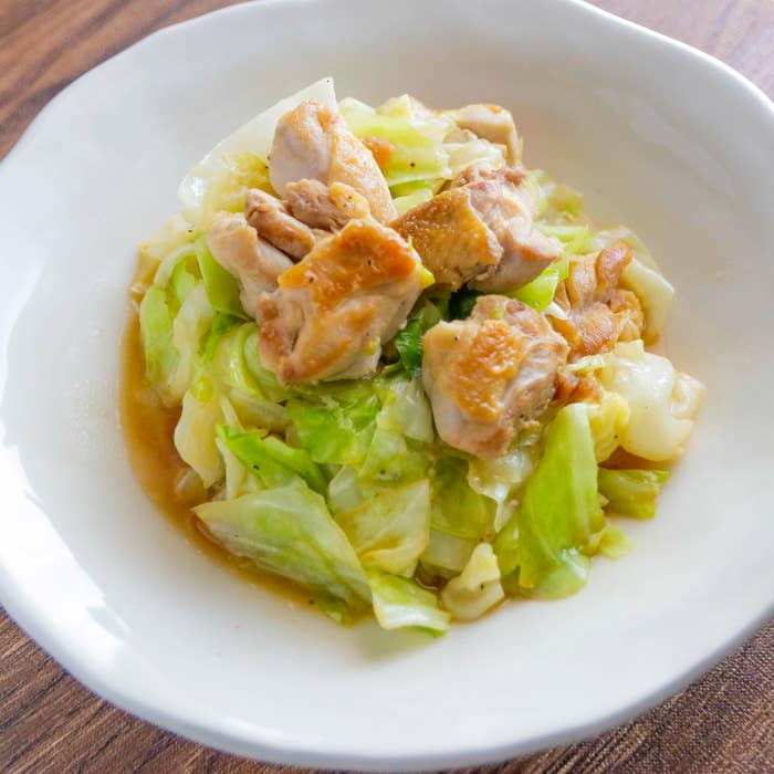 鶏肉とキャベツの塩炒め。キャベツと鶏肉の炒め物が白い皿に盛られている。シンプルでおいしそうな料理。