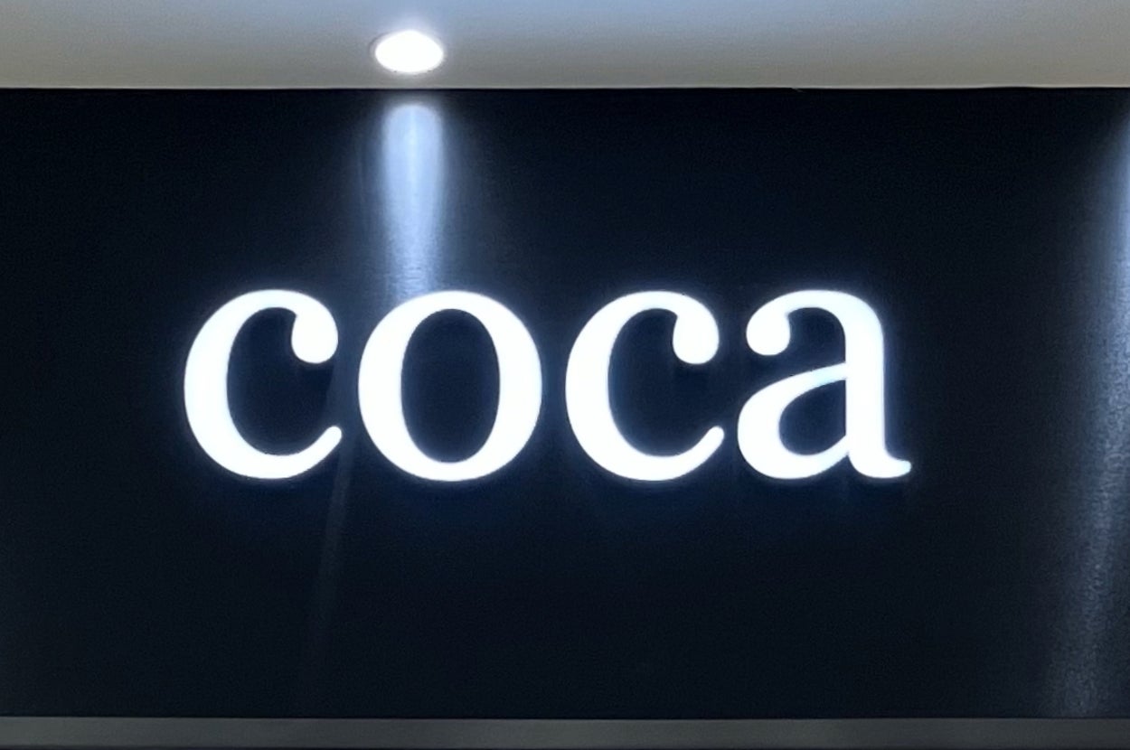 「coca」と書かれた看板。