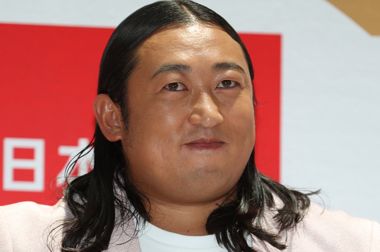 秋山竜次さん(時事)