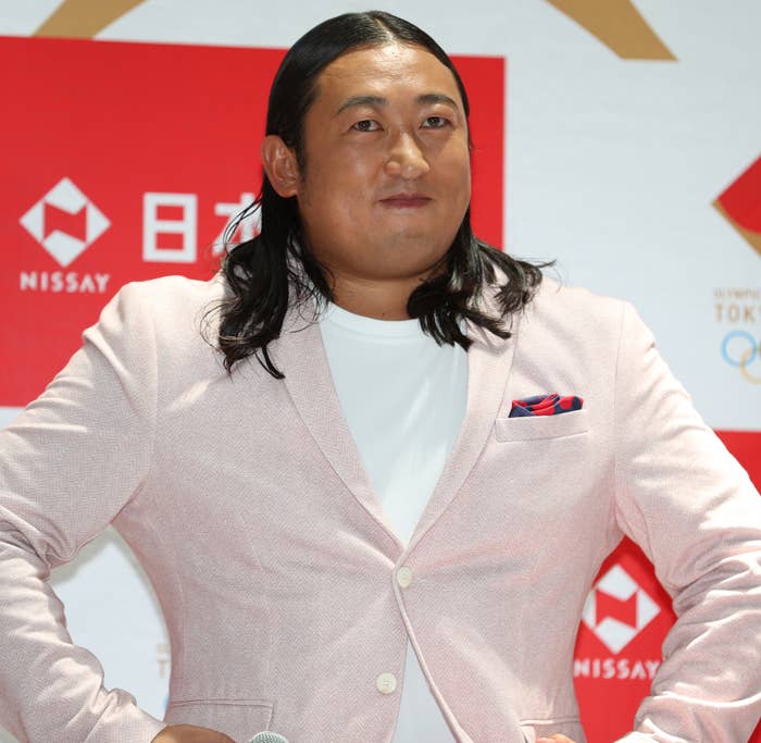 秋山竜次さん（時事）