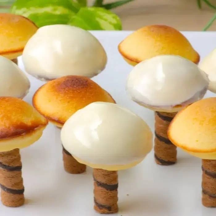 お菓子で作られたアート作品。マッシュルームの形に似ており、クッキーの茎とドーム型のトップが特徴。