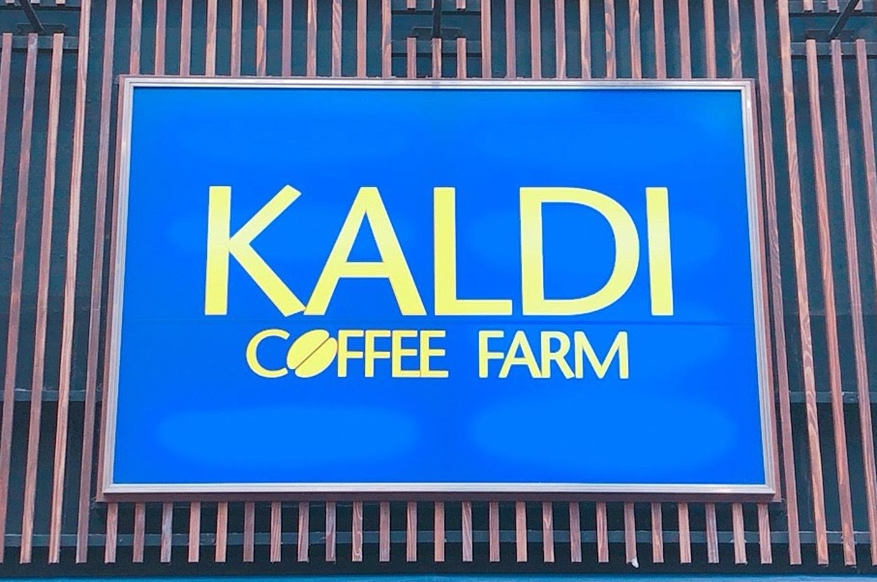 KALDI COFFEE FARMの店の前にある青い看板。