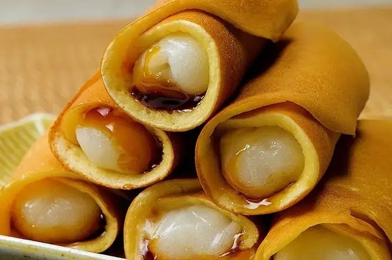 お皿に盛られたミルククリームが詰まった薄いクレープ巻き。香ばしい見た目が食欲をそそる。