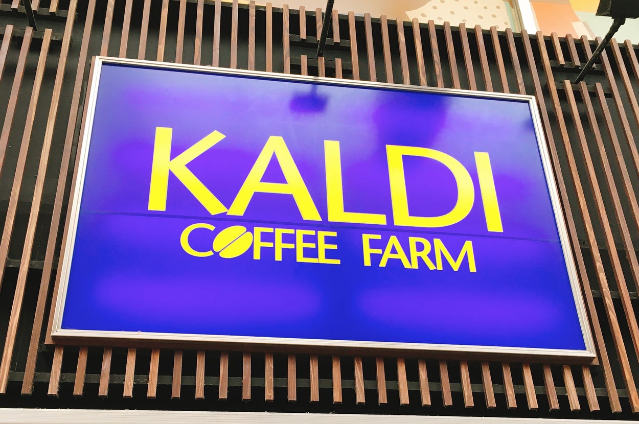 KALDI COFFEE FARMの看板。コーヒーと食品を提供する店舗の外観。