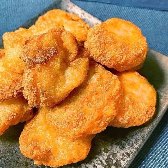 一皿に盛られた揚げたチキンナゲットが山積みになっている。