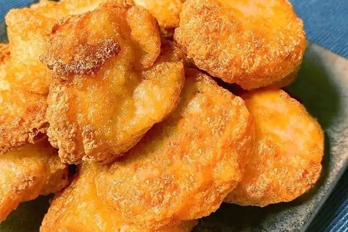 揚げたチキンナゲットが皿に積まれている。