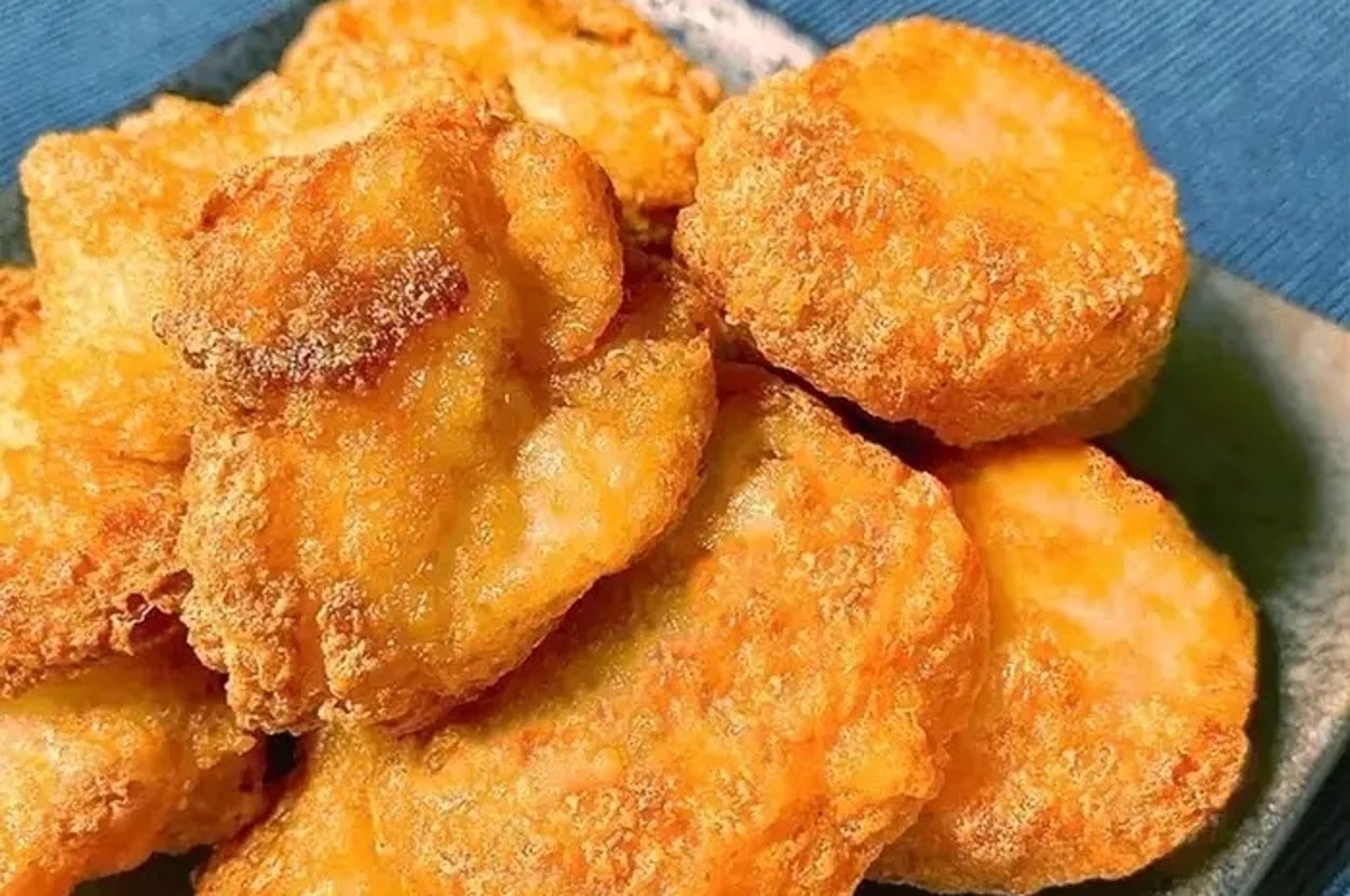 揚げたチキンナゲットが皿に積まれている。