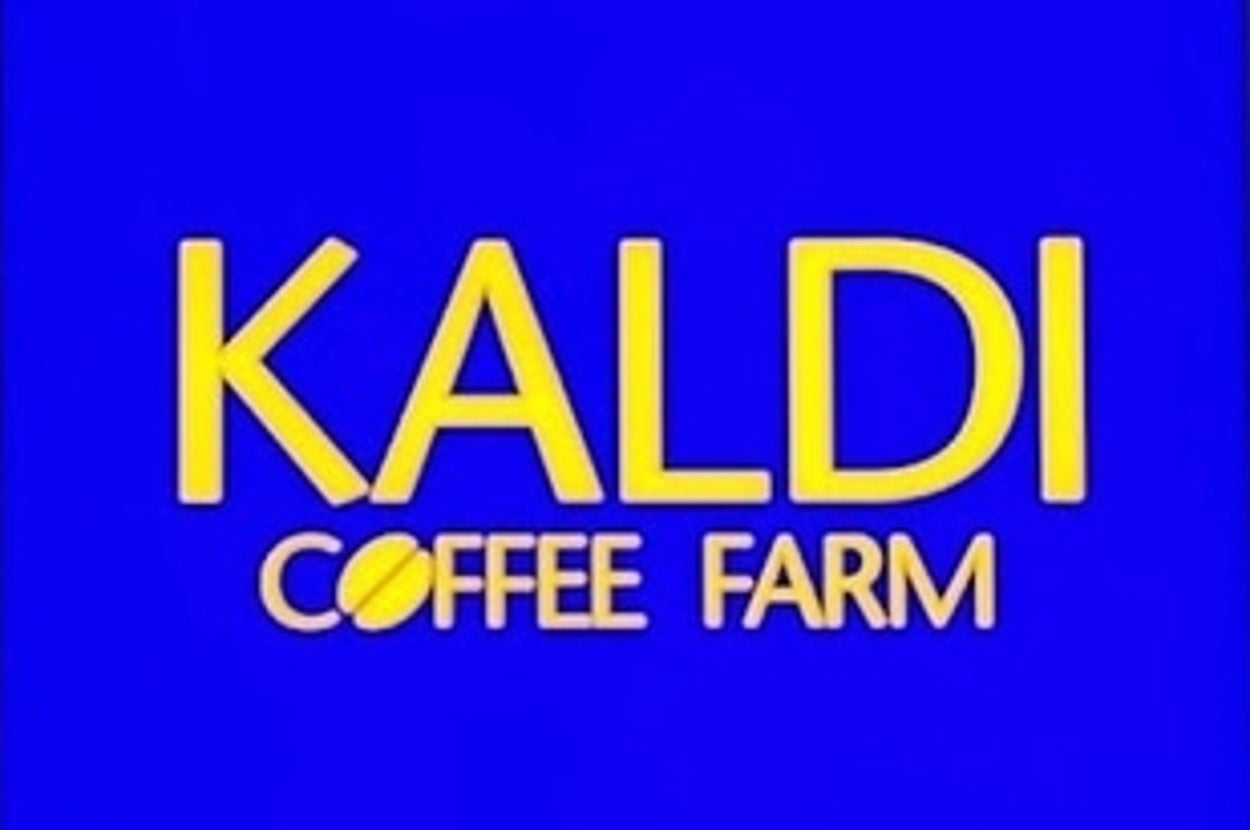 KALDI COFFEE FARMの看板が店内に設置されている。背景に人々が見える店内風景。