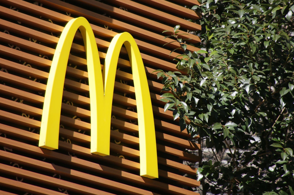ハンバーガーチェーン「マクドナルド」の看板(時事)