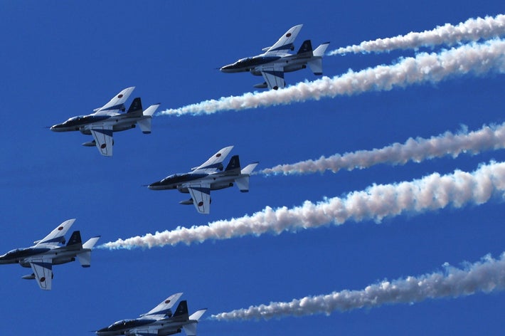 大阪・関西万博会場の上空を飛行する航空自衛隊の曲技飛行チーム「ブルーインパルス」＝１２日、大阪市此花区（時事通信社）