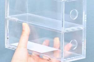 透明なアクリル製の引き出しに眼鏡を収納している様子。右上に「※通常の使用方法」との記載。