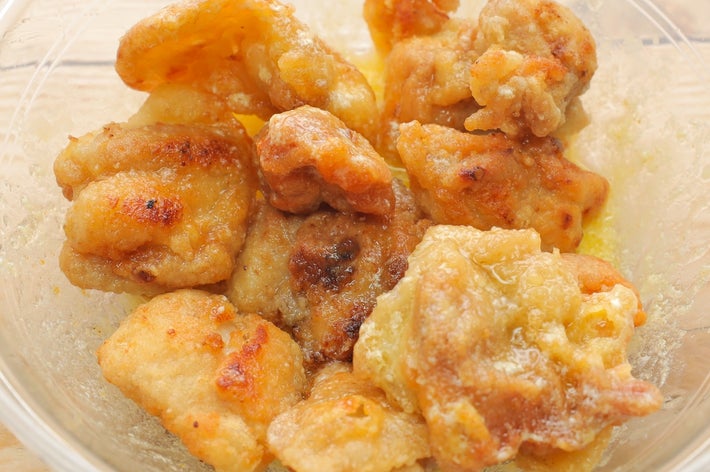 から揚げのチキンがガラスのボウルに入っている。肉汁がしみ出てジューシーに見える。