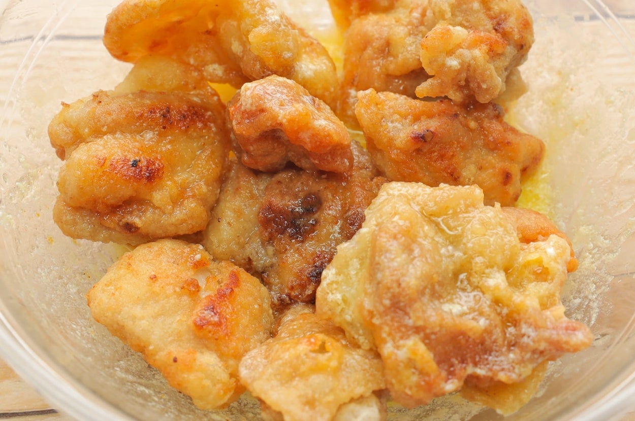 から揚げのチキンがガラスのボウルに入っている。肉汁がしみ出てジューシーに見える。