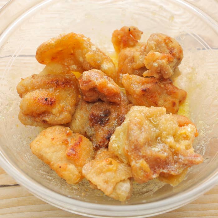 から揚げのチキンがガラスのボウルに入っている。肉汁がしみ出てジューシーに見える。