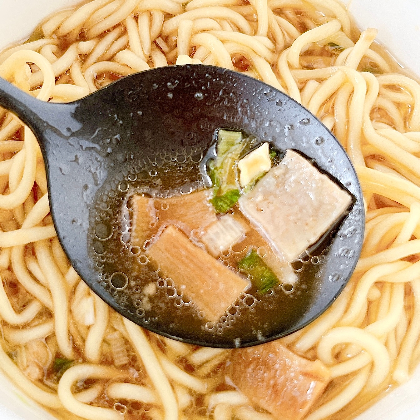 FamilyMart(ファミリーマート)の「来来亭 背脂しょうゆラーメン」