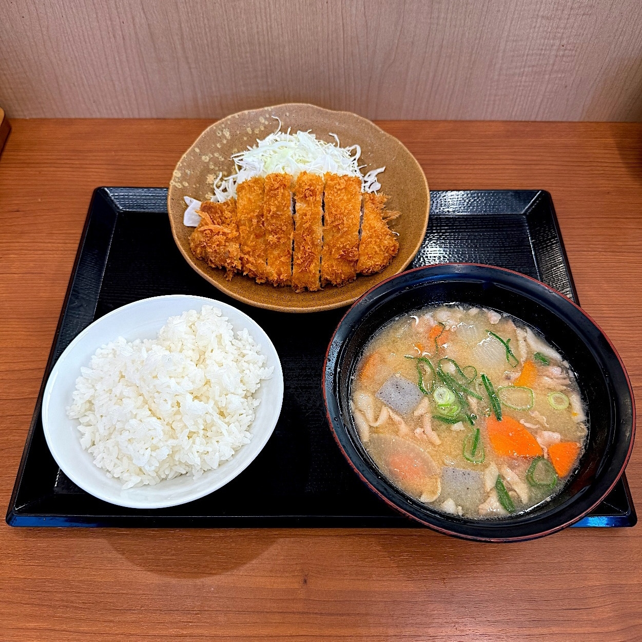 かつやの「とん汁定食(ロースカツ)」