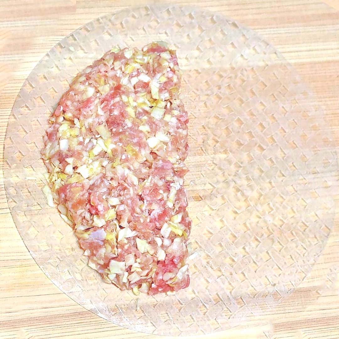 具材が乗ったライスペーパーが木製の台の上に置かれている。