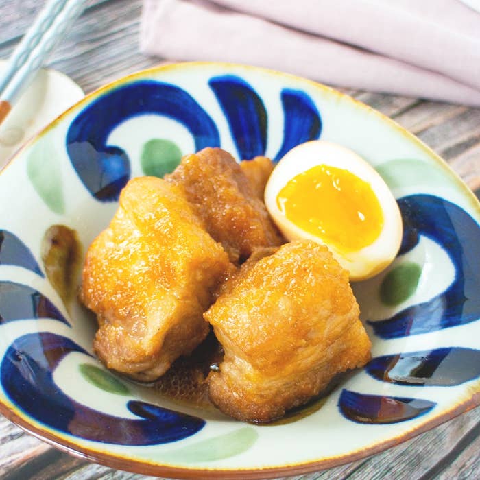 煮豚の角煮と半熟卵が器に盛られた料理。