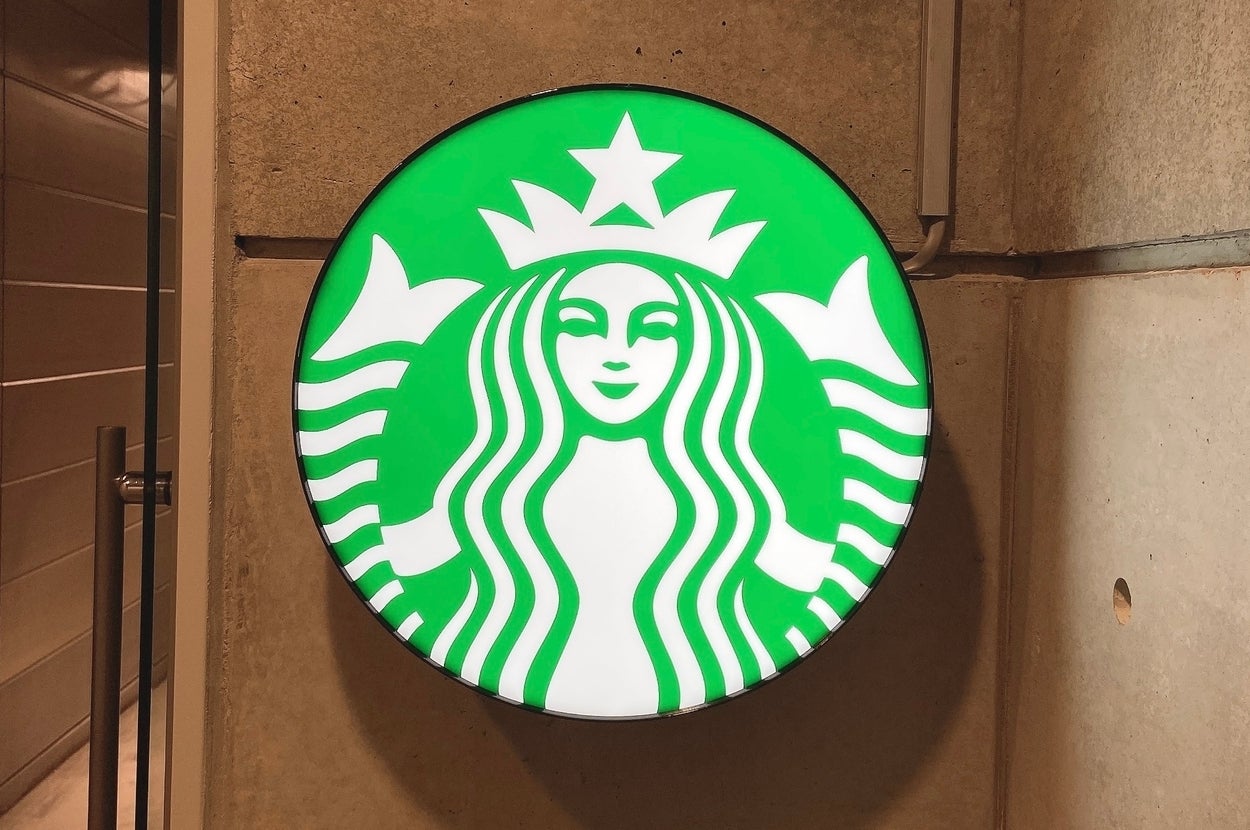 壁に取り付けられたスターバックスのロゴが表示されています。