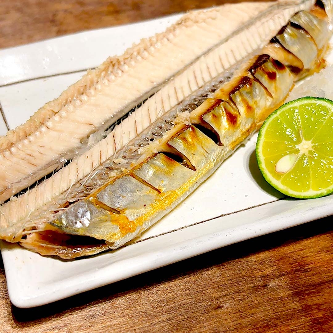 グリルされた魚の切り身が白い皿に盛られている。