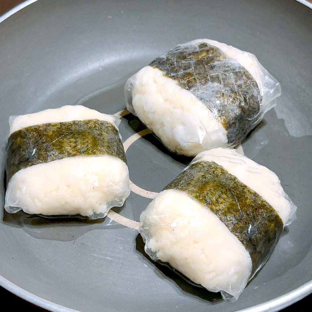 フライパンにのりで巻かれた料理が置かれている。