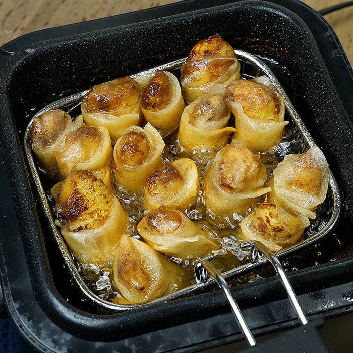 揚げ物にされている餃子のアップ写真。外はパリッとした食感です。