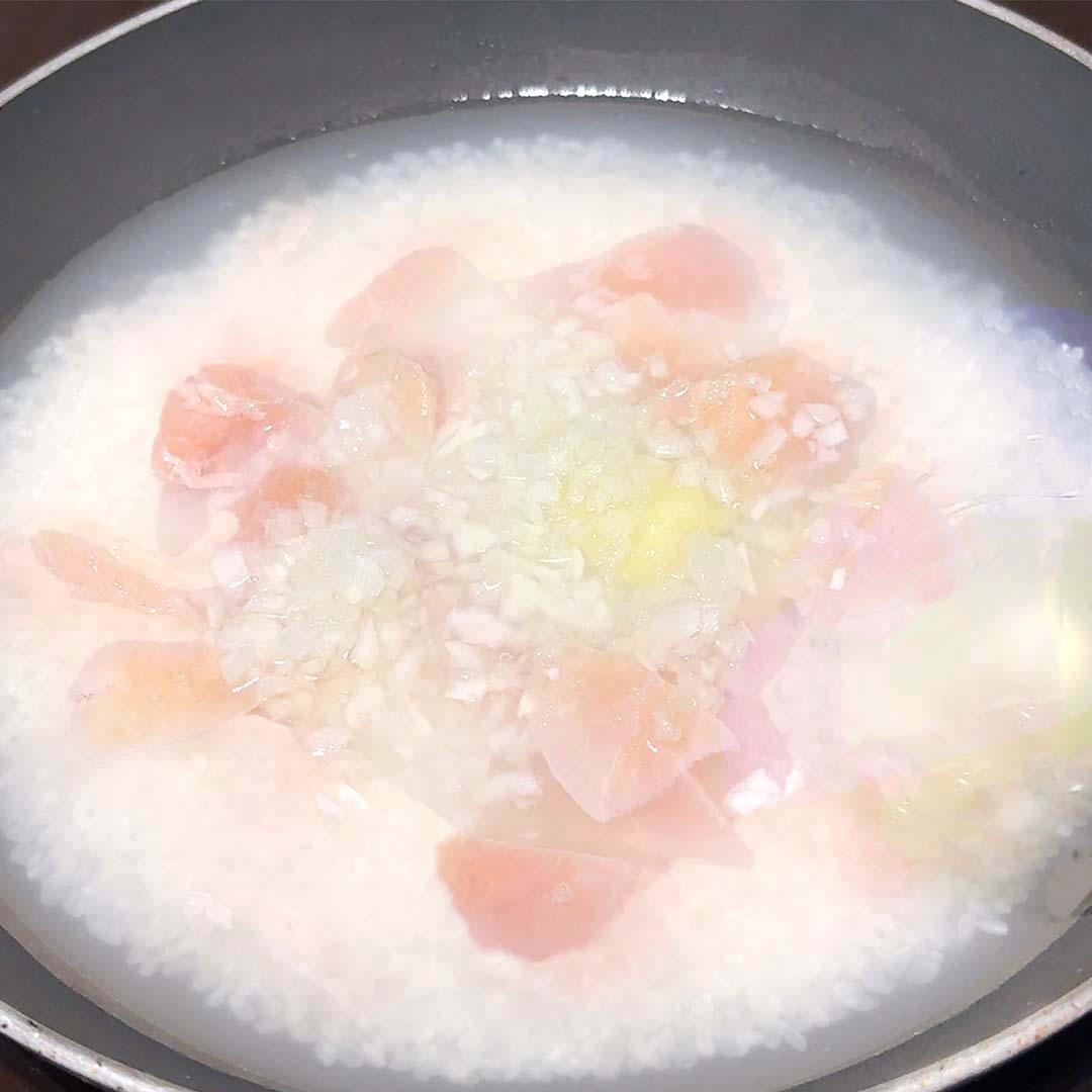 シンプルな料理が強調されています。