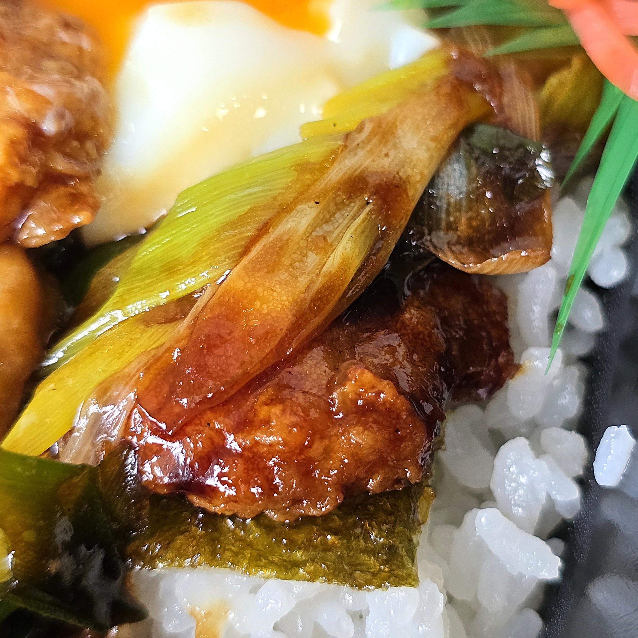 ほっともっと「とろ~り絡まる 温玉付き焼鳥つくね重」
