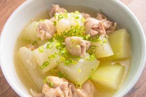 鶏肉と大根の煮物。刻みネギがトッピングされた和風家庭料理です。