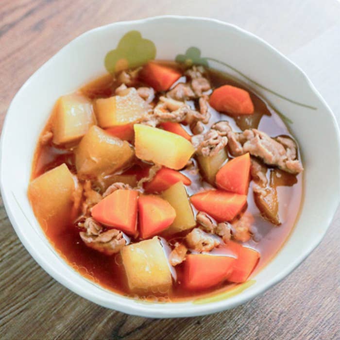 冬瓜と豚こま肉の甘辛煮。冬瓜豚肉の盛り付け。柔らかい肉と、冬瓜、人参が入った和風煮込み料理。