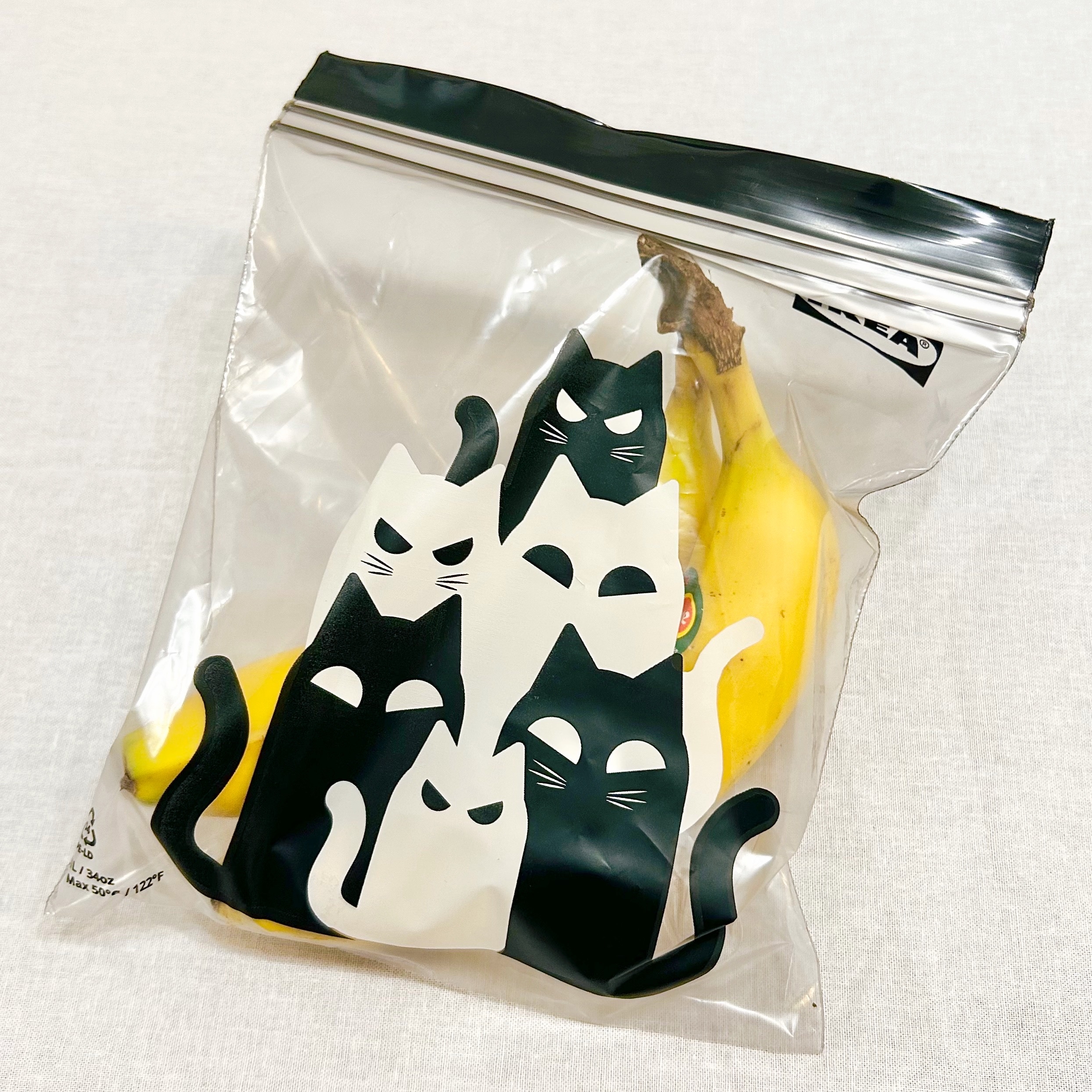 IKEA(イケア)の「KUSTFYR クストフィールフリーザーバッグ、ネコ模様 グレー」