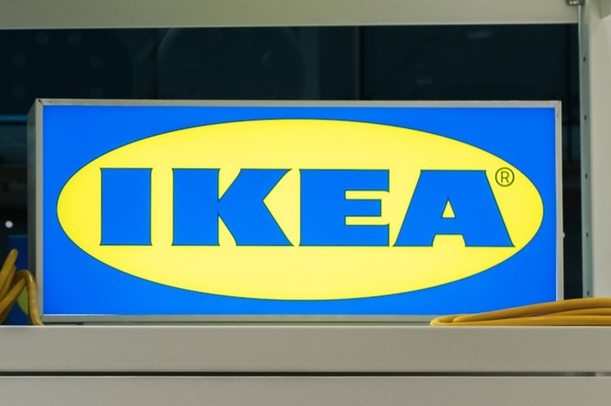 IKEAのロゴが表示された看板。