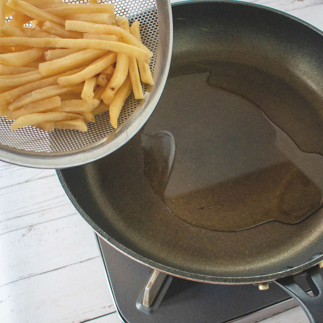 フライパンに油を入れ、ポテトを揚げる準備をしているところ。