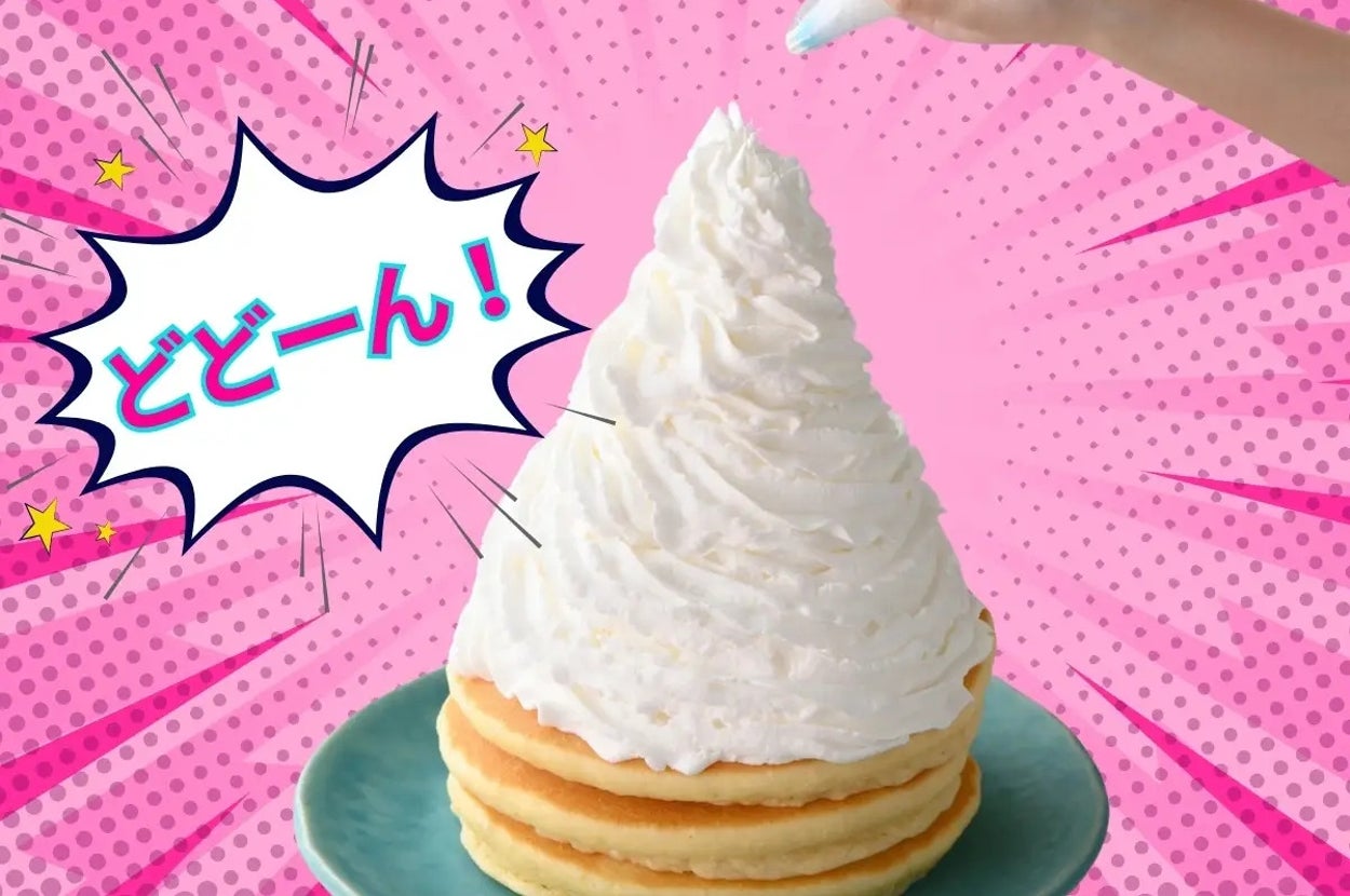 パンケーキの上で山盛りになったホイップクリームのイメージ画像 /ニラックスのプレスリリースより