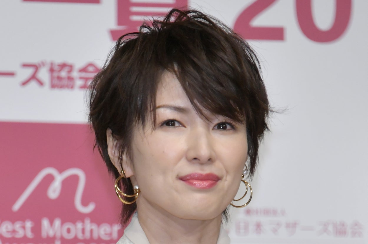 この人が誰かはわかりませんが、短髪でノースリーブの洗練された服を着ています。
