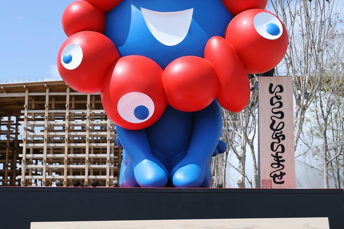 大阪・関西万博会場内の東ゲートゾーンに設置された公式キャラクター「ミャクミャク」