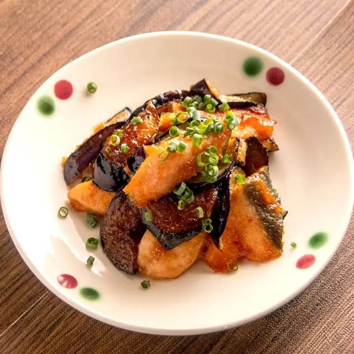 サケとなすのみそ炒め。皿に盛られたサケとナス、刻みネギの料理。