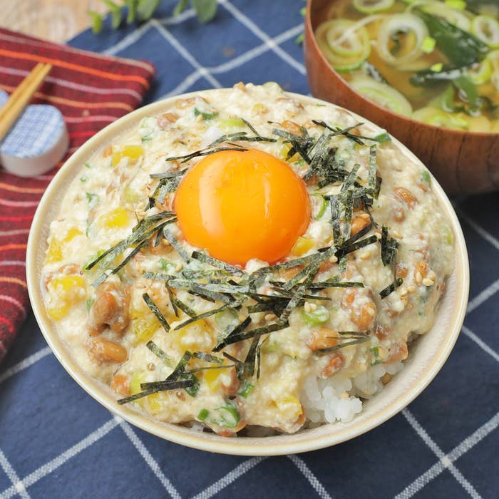 卵の黄身がのったネバネバ丼と味噌汁のセット。