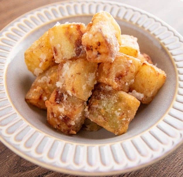 冬瓜の唐揚げ。ボウルに盛られたカリッと冬瓜のキューブ。