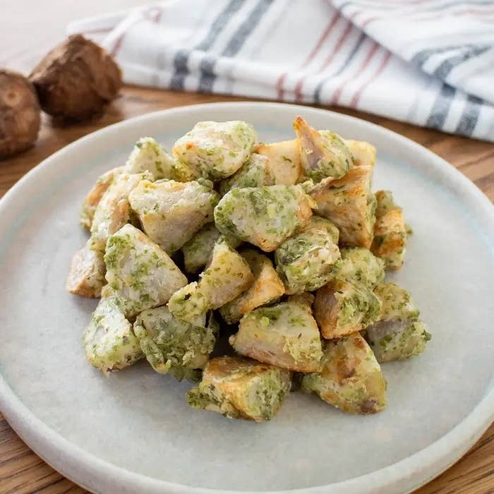 お皿に盛られた調理済みの野菜の塊。肌触りの異なる表面が見える。背景に布製品が置かれている。