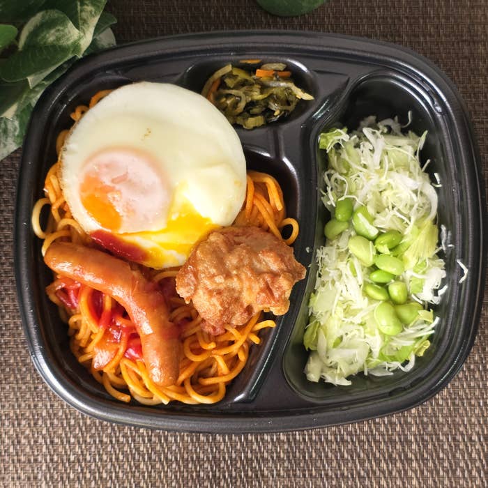 ほっともっと「野菜が摂れる!W特製ナポリタン&サラダ(麺2倍)」