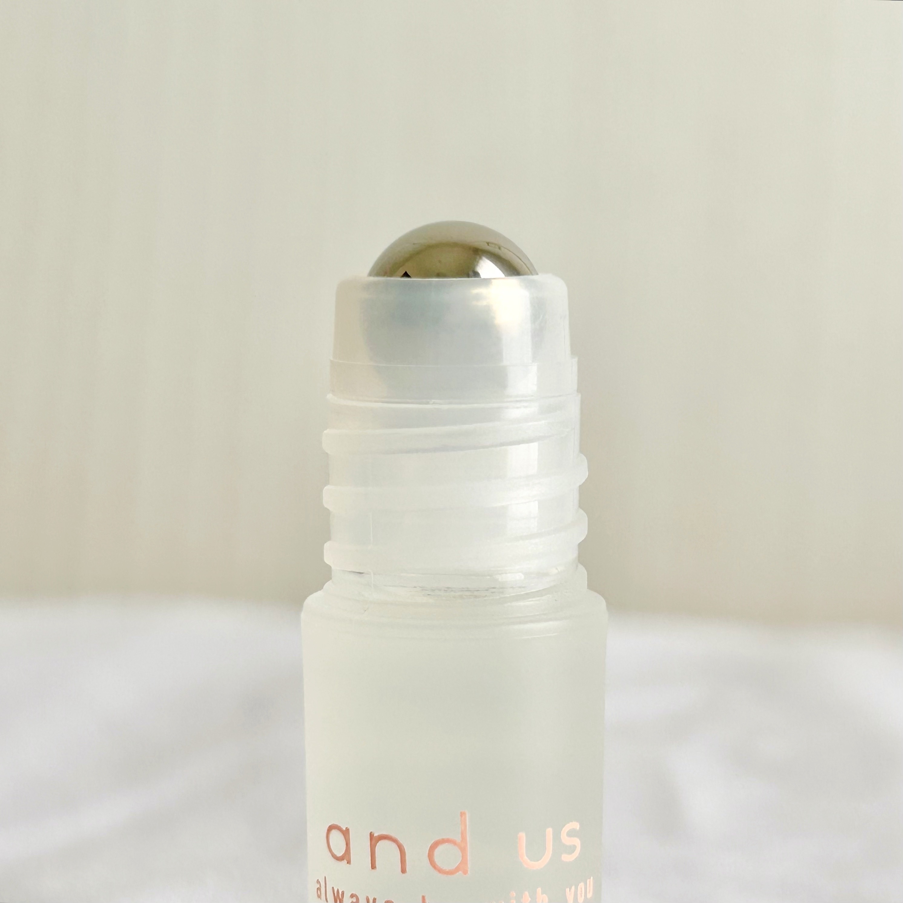 3COINS(スリーコインズ)の「ミニロールオンフレグランス/and us」
