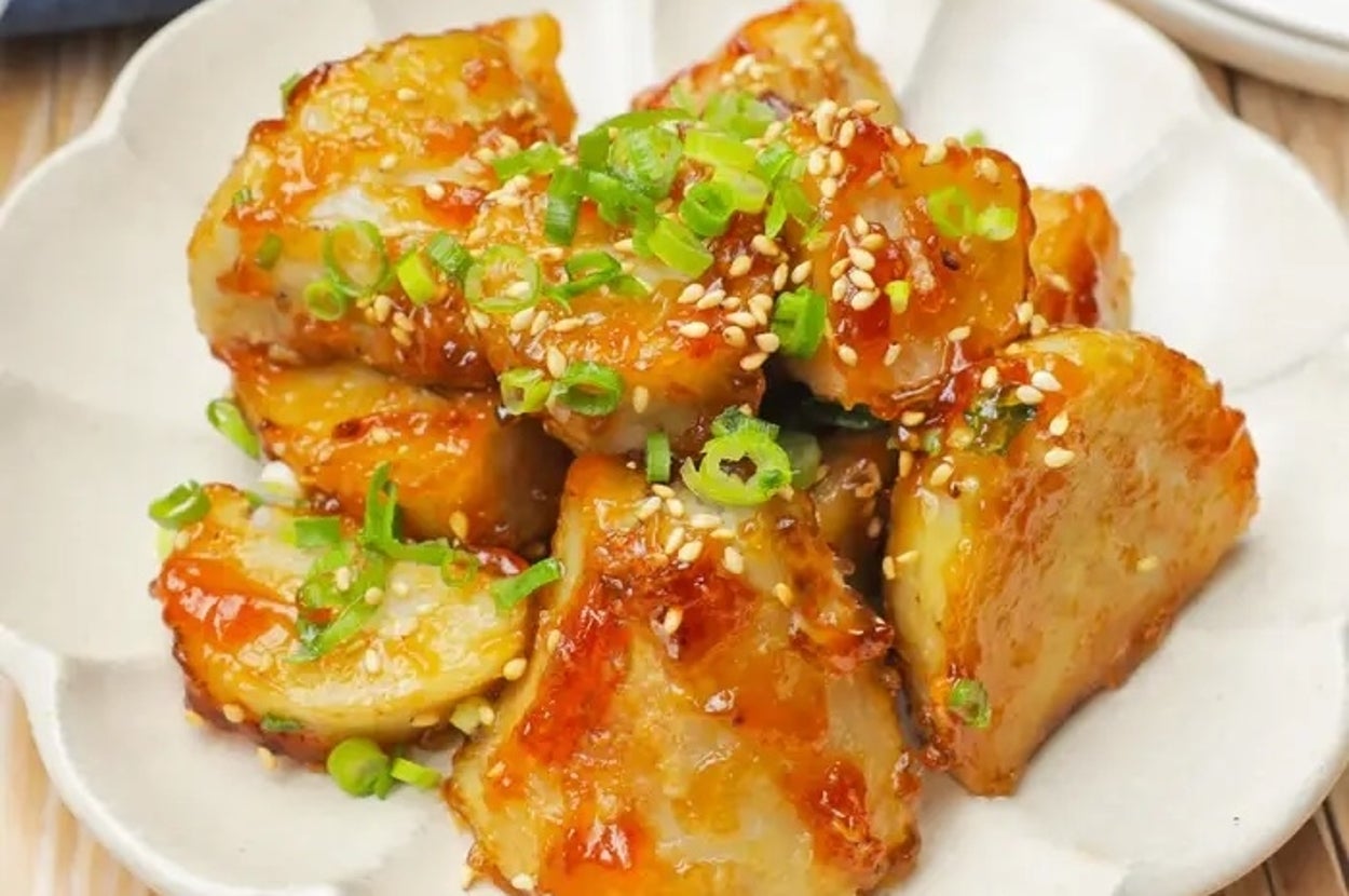 皿に盛られた照り焼きポテト、ネギとごまがトッピングされています。