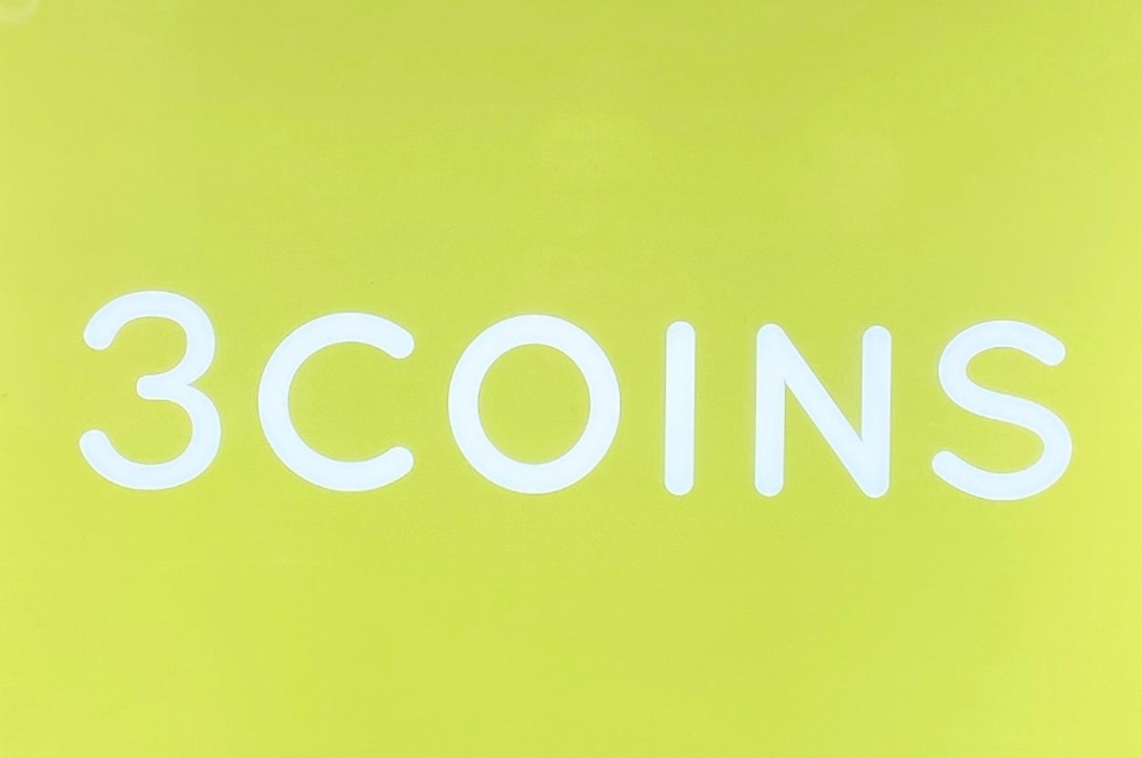 「3COINS」と書かれた看板が壁に掲示されている。