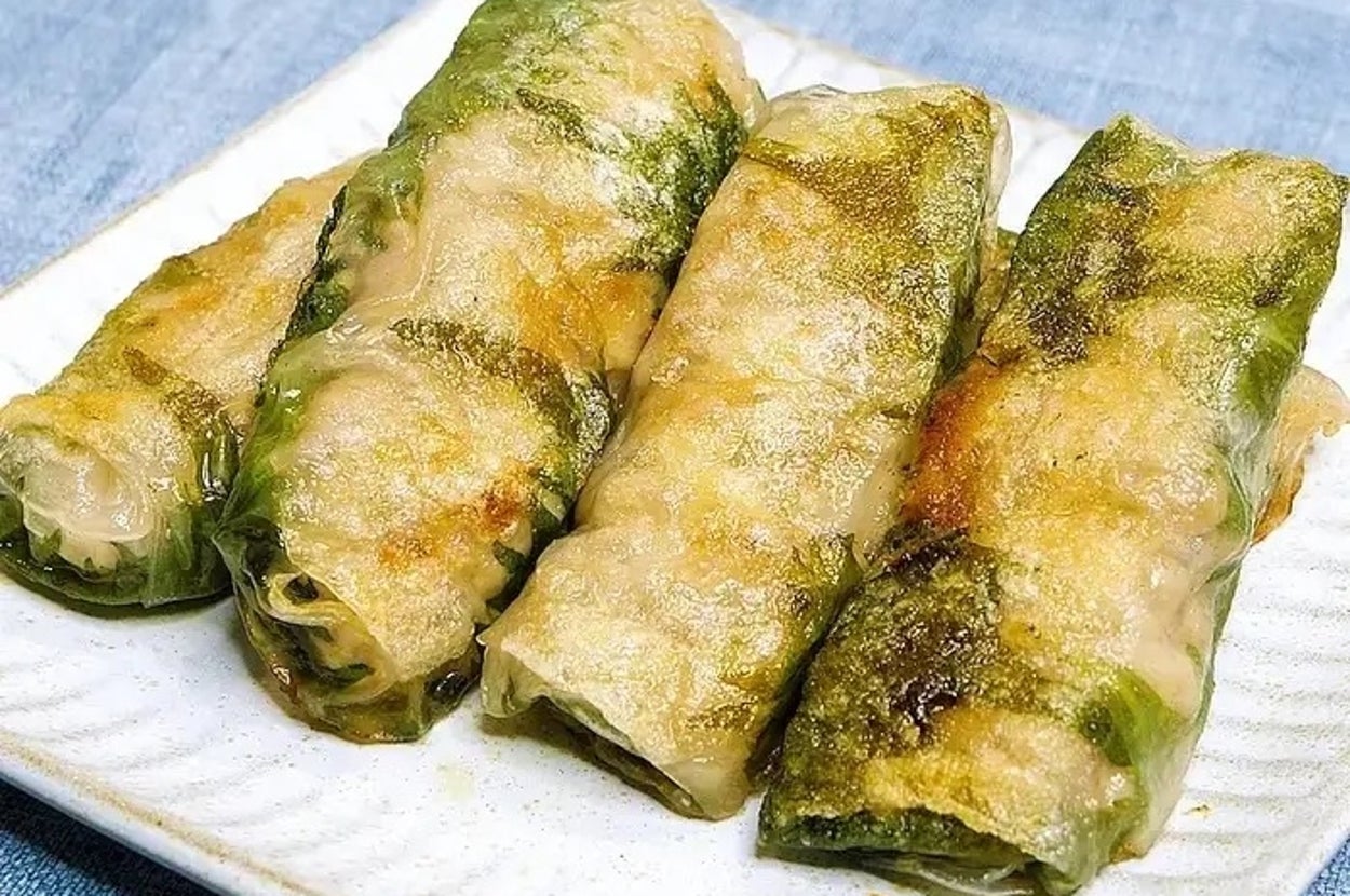 お皿に盛られた4つの揚げ春巻き。カリッとした外皮が見える。